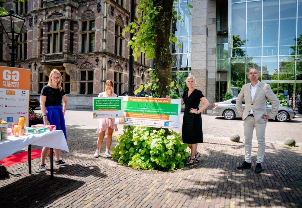 Gera de Grauw (Hartstichting), Lisa Westerveld (GroenLinks), Attje Kuiken (PvdA) en Roy van der Ploeg (Maag Lever Darm Stichting) met het aantal opgehaalde handtekeningen van de petitie 'Maak ons eten weer gezond'. © ANP