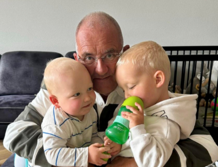 Henny Versteeg met kleinkinderen