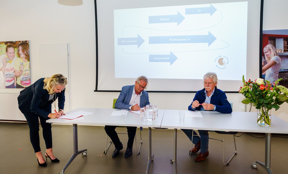 v.l.n.r.: Hilde de Rooij (Nierstichting), Anton Postma, Jis van der Veen (Piet Poortman Stichting)