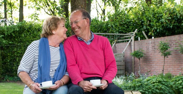 Je ziet 2 mensen samen buiten zitten