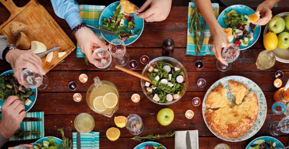 Je ziet diverse gerechten op tafel