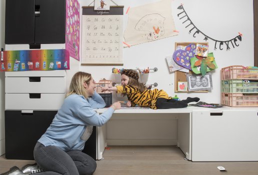Je ziet Lexie met haar moeder