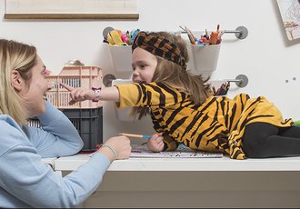 Je ziet Lexie met haar moeder