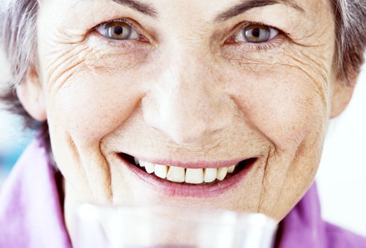 Vrouw met een glas in haar hand