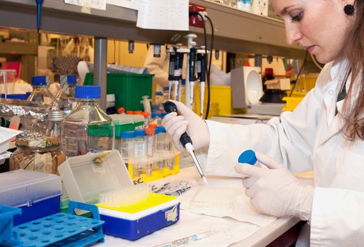 Je ziet iemand aan het werk in een laboratorium