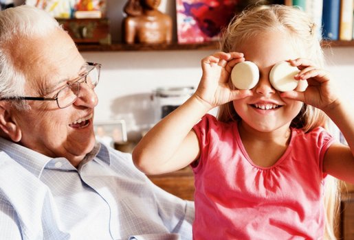 Opa lacht om meisje die doppen voor haar ogen houd