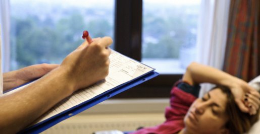 Man schrijft informatie op
