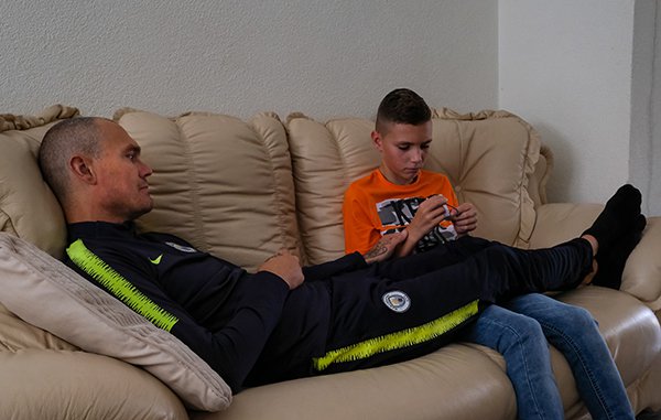 Je ziet Patrick met zijn zoon