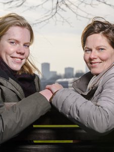 Je ziet Renate met een vriendin