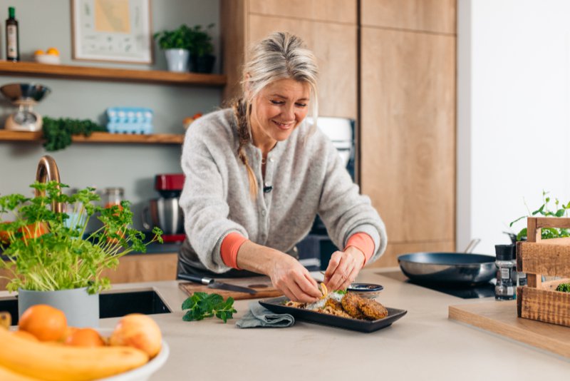 Foto van sandra ysbrandy die een bord met eten opmaakt.