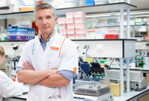 Je ziet Michiel Schreuder in het lab