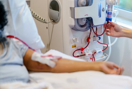 Je ziet iemand aan een dialysemachine