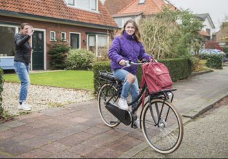 Je ziet Tijn op de fiets