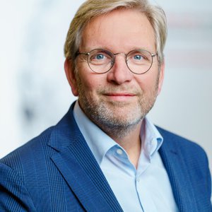 Portretfoto van Tom Oostrom, directeur van de Nierstichting