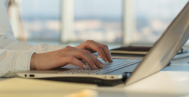 Je ziet iemand voor een laptop zitten