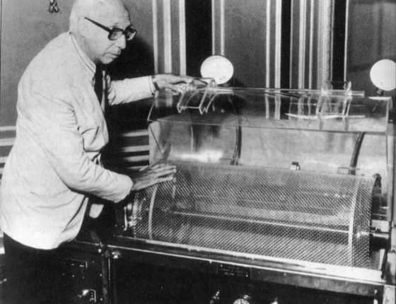 Willem Kolff bij eerste dialysemachine