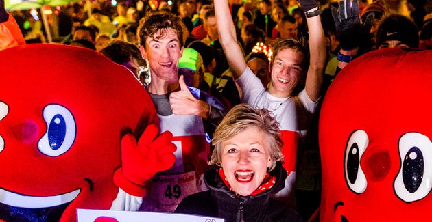 Je ziet een grote groep mensen